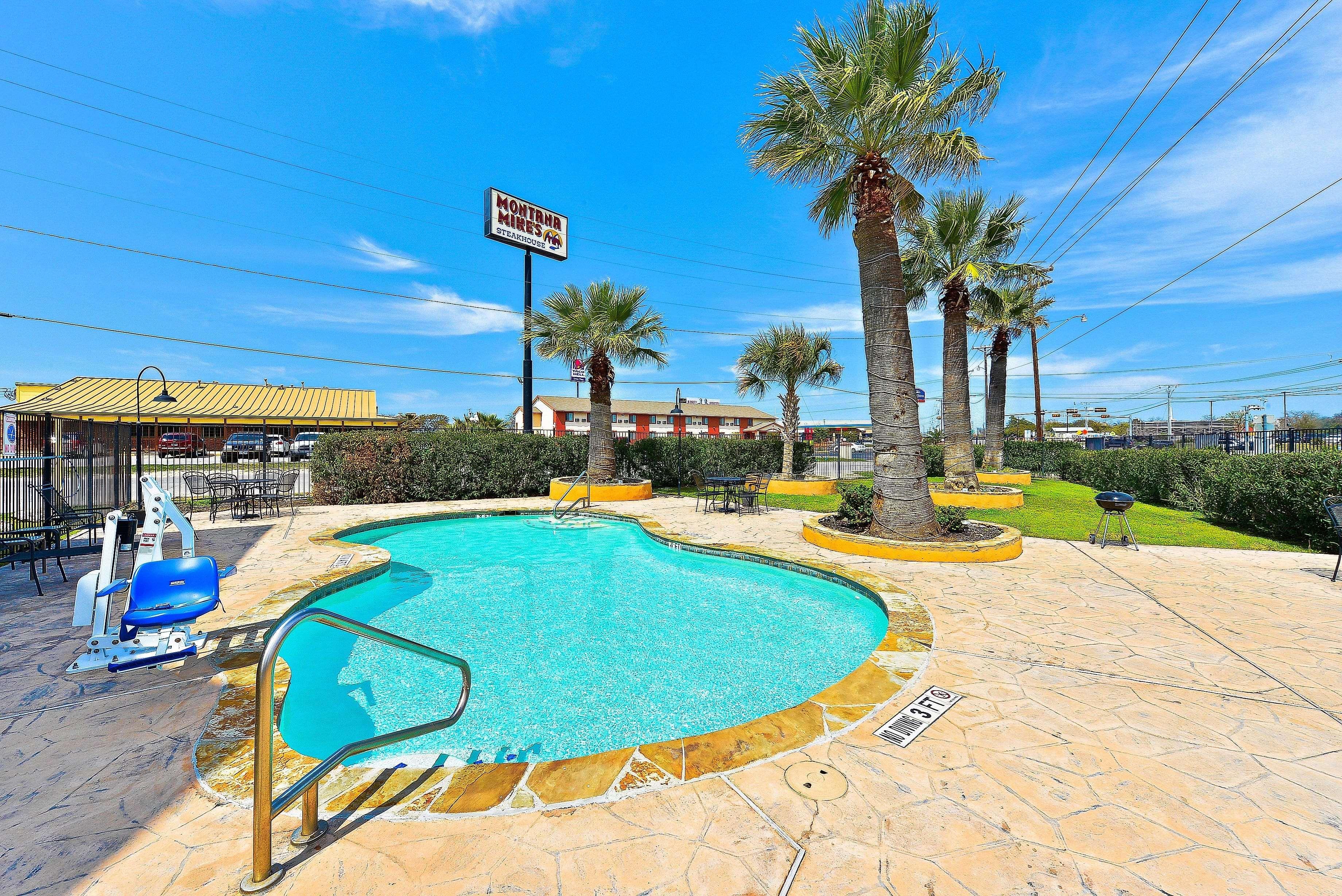 Microtel Inn & Suites By Wyndham New Braunfels I-35 Экстерьер фото