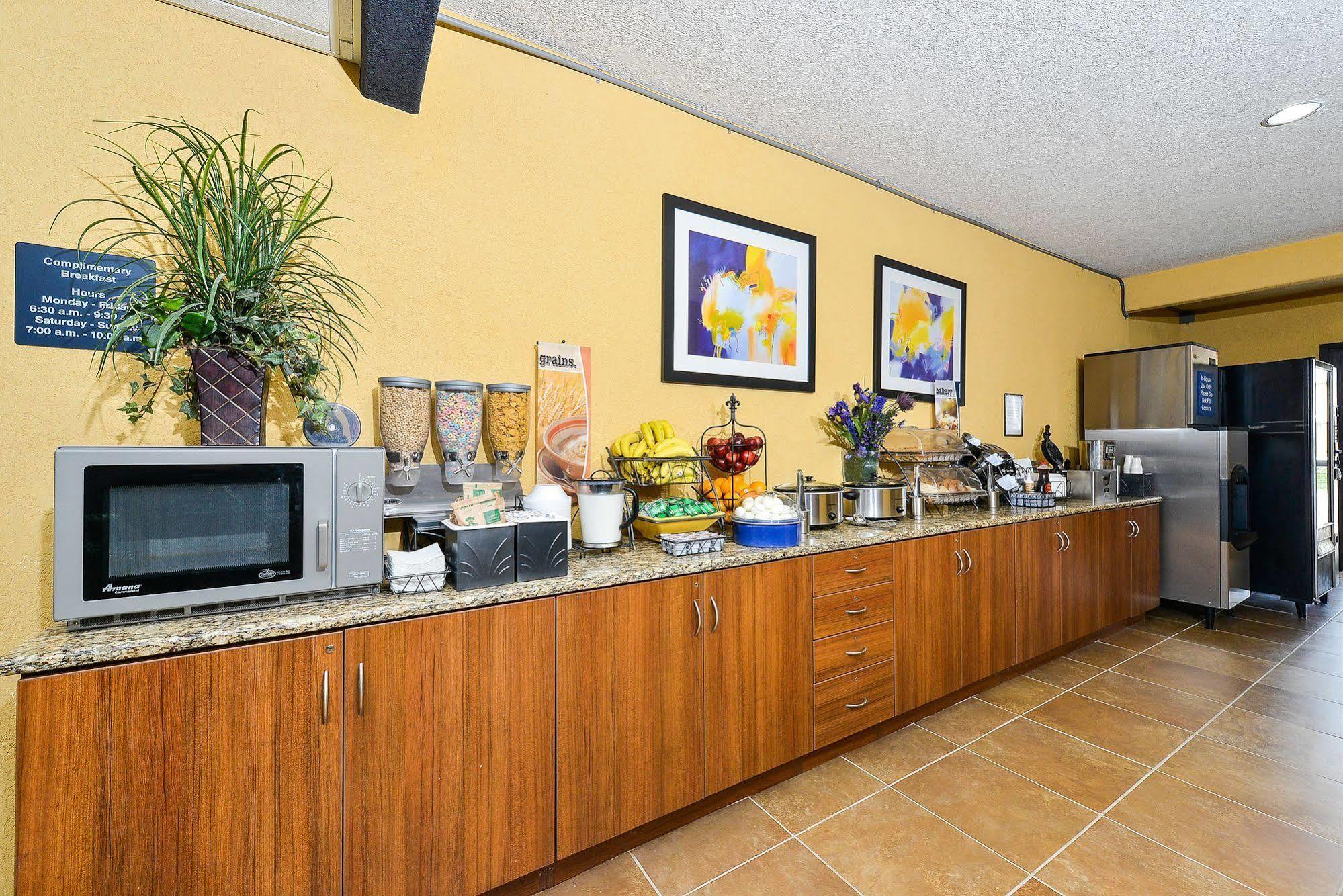 Microtel Inn & Suites By Wyndham New Braunfels I-35 Экстерьер фото